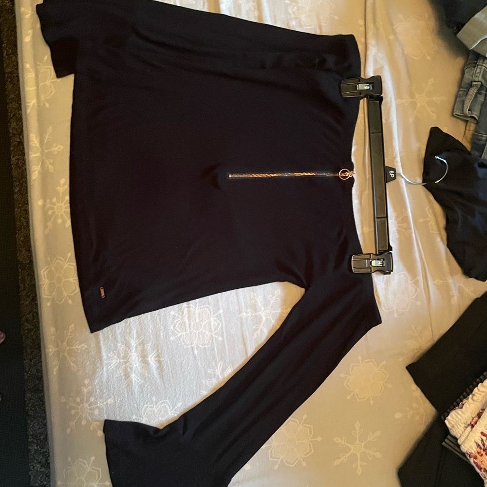Guess top size small black